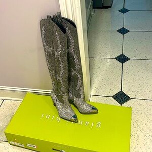 Gianni bini Katysnnatwo silver size 6.5 rhinestone boots